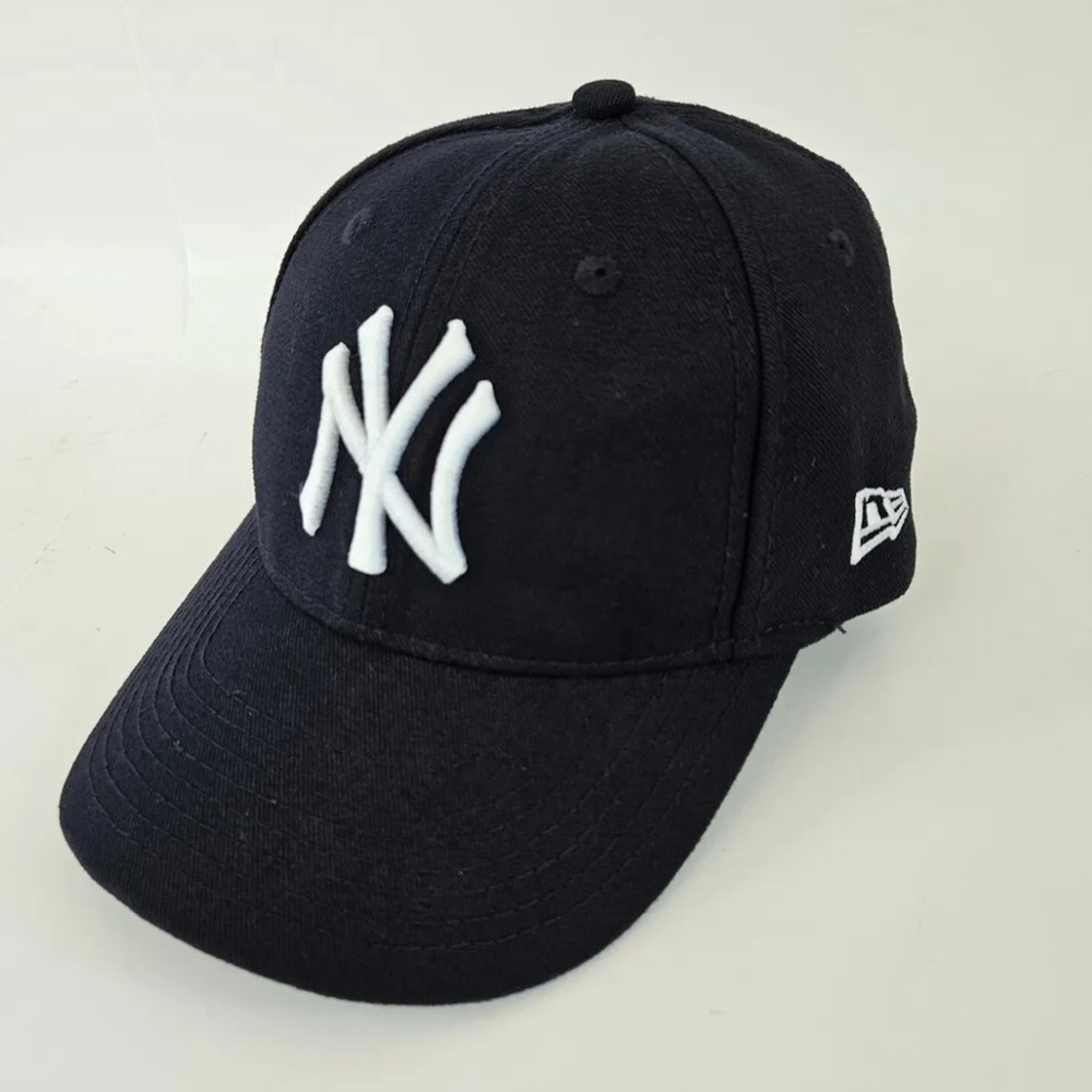 New York Yankees Hat Baseball Cap Hook & Loop Adjustable Black NWT L44-36